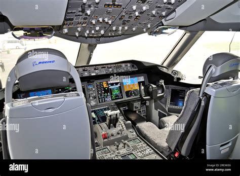 781 Boeing 787 Cockpit Stock Photos & High.